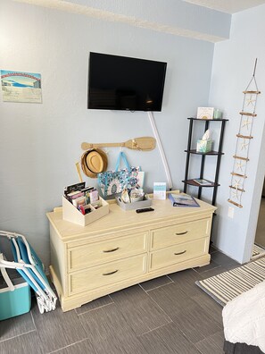 Tabla de planchar con plancha, wifi gratis y ropa de cama