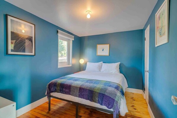 1 bedroom, travel cot, free WiFi, bed sheets