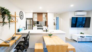 1 habitación, tabla de planchar con plancha, wifi gratis y ropa de cama