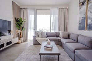 Appartement Confort | Aire de séjour | Téléviseur connecté de 55 po avec télévision par câble, téléviseur