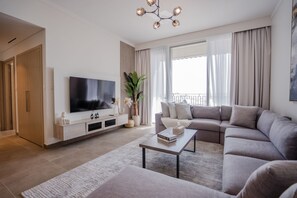 Appartement Confort | Aire de séjour | Téléviseur connecté de 55 po avec télévision par câble, téléviseur