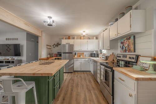 Charming open 4bd and screen-in porch! Sleeps 10!