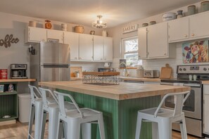 Fridge, microwave, oven, stovetop - Charming open 4bd and screen-in porch! Sleeps 10! (Saint Charles)