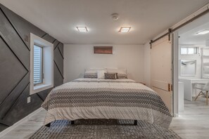 4 bedrooms, desk, iron/ironing board, free WiFi - Charming open 4bd and screen-in porch! Sleeps 10! (Saint Charles)