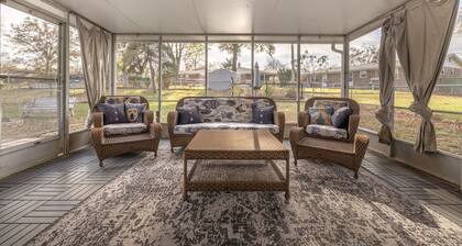 Charming open 4bd and screen-in porch! Sleeps 10!