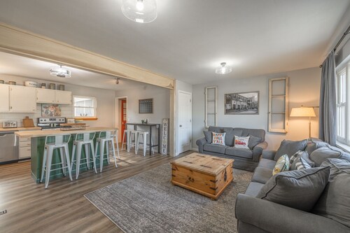 Charming open 4bd and screen-in porch! Sleeps 10!