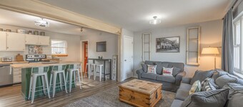 Charming open 4bd and screen-in porch! Sleeps 10!