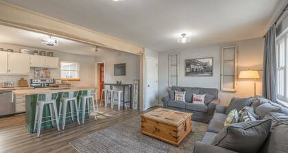 Charming open 4bd and screen-in porch! Sleeps 10!