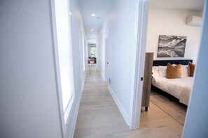 3 habitaciones, escritorio y tabla de planchar con plancha