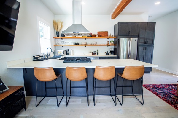 Kylskåp, mikrovågsugn, ugn och spishäll