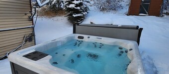 Spacious Ski-House w/ Hot Tub