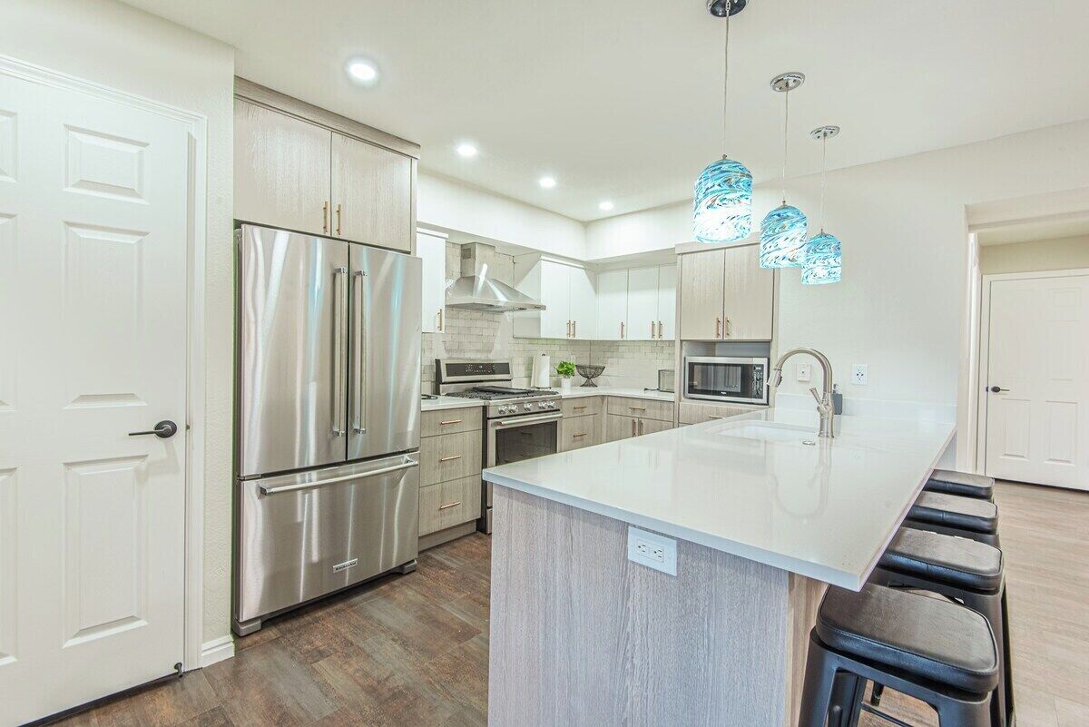 Réfrigérateur, micro-ondes, four, plaque de cuisson