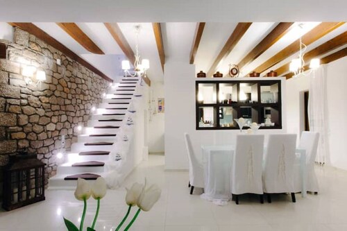 White Diamond Villa with pool and sea view!