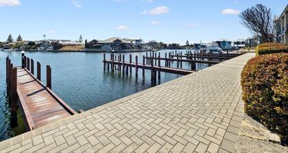 Modern canal apartment sleeps 2