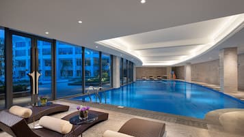 Una piscina cubierta, una piscina al aire libre de temporada