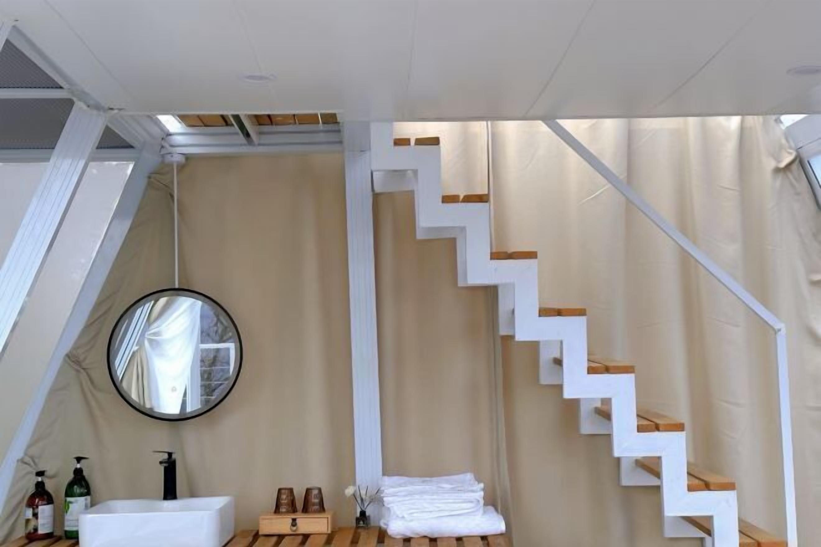 المنشأة من الداخل