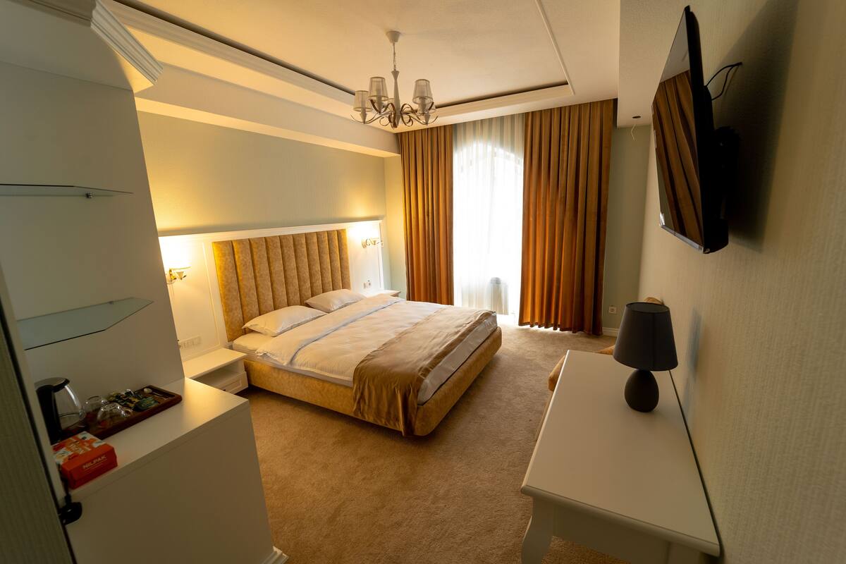 Phòng đôi Deluxe, quang cảnh vườn | Két bảo mật tại phòng, bàn, khu vực làm việc phù hợp cho laptop 