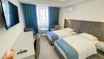 Kamar Double atau Twin Deluks | Brankas, meja kerja, ruang kerja ramah laptop, dan setrika/meja setrika