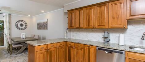 Réfrigérateur, micro-ondes, lave-vaisselle, cafetière/bouilloire