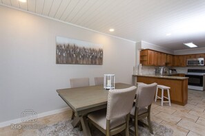 Dining - Snowbird Friendly | Heart of Fort Walton Beach | Pet Friendly | Fenced | Close to Beaches & Bases (Fort Walton Beach)