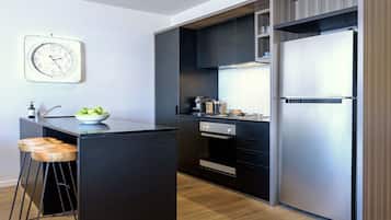 Lemari es, microwave, oven, dan kompor