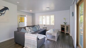 Smart TV - Tranquil Pool Villa with Mountain View in the heart of santa rosa (Santa Rosa)