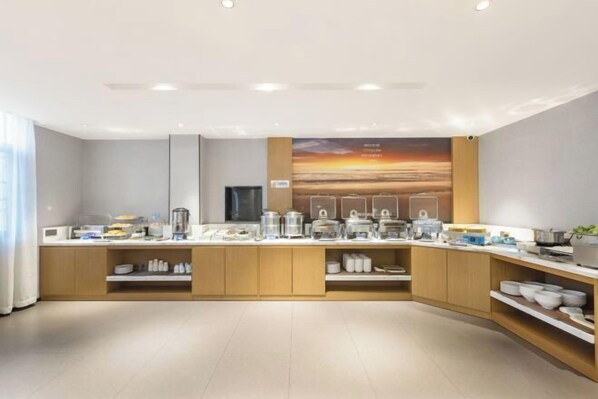 Una cocina moderna con barra para desayunos, equipada con varios electrodomésticos y armarios de almacenamiento.