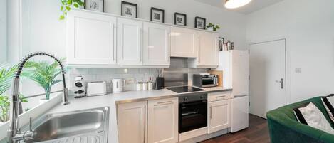 Kühlschrank, Ofen, Herdplatte, Geschirrspüler