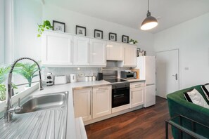 Fridge, oven, stovetop, dishwasher