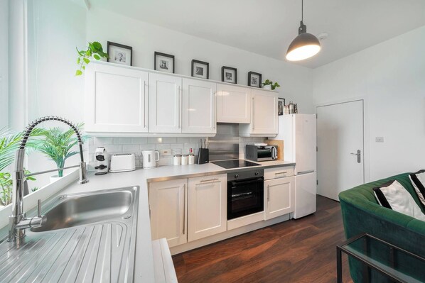 Kühlschrank, Ofen, Geschirrspüler, Wasserkocher mit Kaffee-/Teezubehör