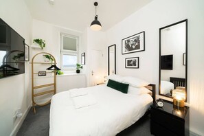 2 bedrooms, desk, iron/ironing board, travel crib