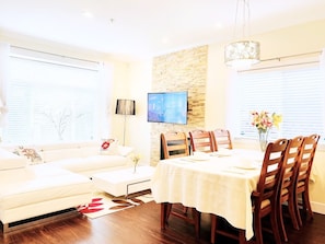 Interior - Modern 3-bedroom home in Vancouver Central Near Airport (Vancouver)