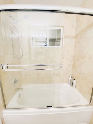 Ensemble douche/baignoire, sèche-cheveux, serviettes fournies, savon