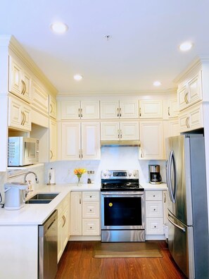 Refrigerador, microondas, horno y parrilla de estufa 