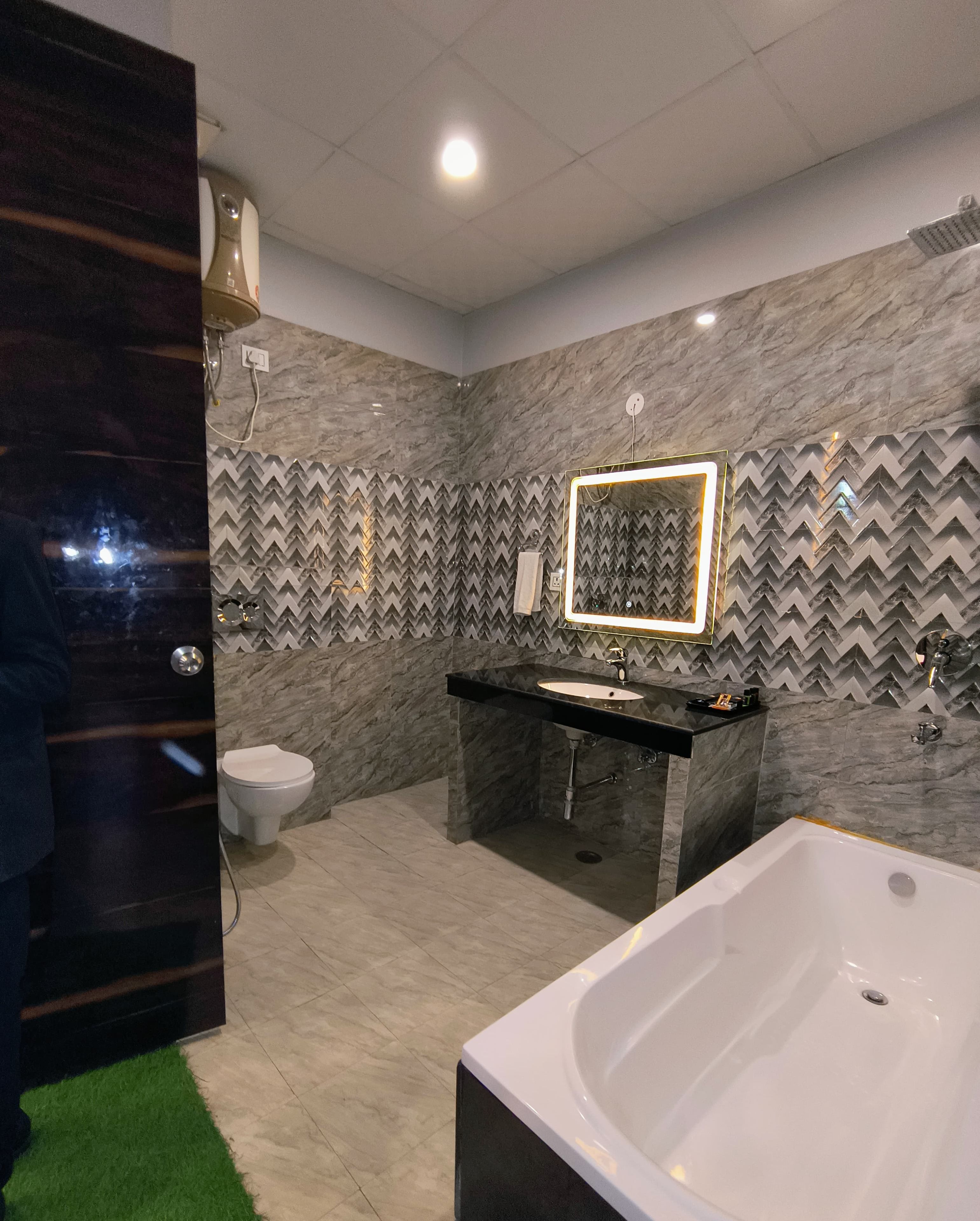 Un baño moderno con una bañera grande, un lavabo e inodoro.