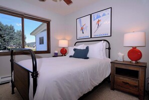 3 bedrooms, iron/ironing board, travel crib, WiFi - Dogwood at Outrun - 3 BR, Hot tub, Shuttle (Mt. Crested Butte)