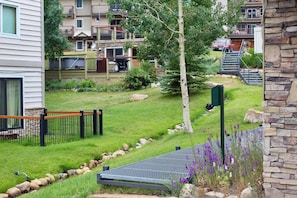 Property grounds - Dogwood at Outrun - 3 BR, Hot tub, Shuttle (Mt. Crested Butte)