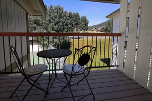 Outdoor dining - Dogwood at Outrun - 3 BR, Hot tub, Shuttle (Mt. Crested Butte)