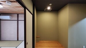 A room with tatami flooring, a low wooden platform, and a ceiling-mounted light fixture. - West Japan Kyoto Kiyomizu (Kyoto)