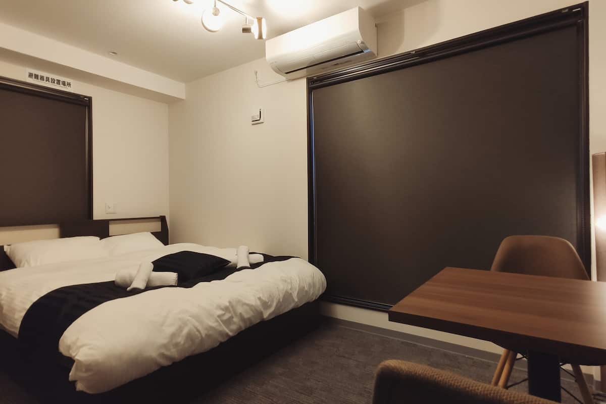Standard-Doppelzimmer, Nichtraucher (check in before 19:30) | Schreibtisch, kostenloses WLAN, Bettwäsche