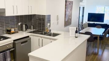 Réfrigérateur, micro-ondes, four, plaque de cuisson