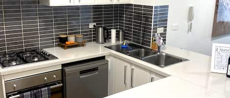 Frigorífico, microondas, horno y placa de cocina