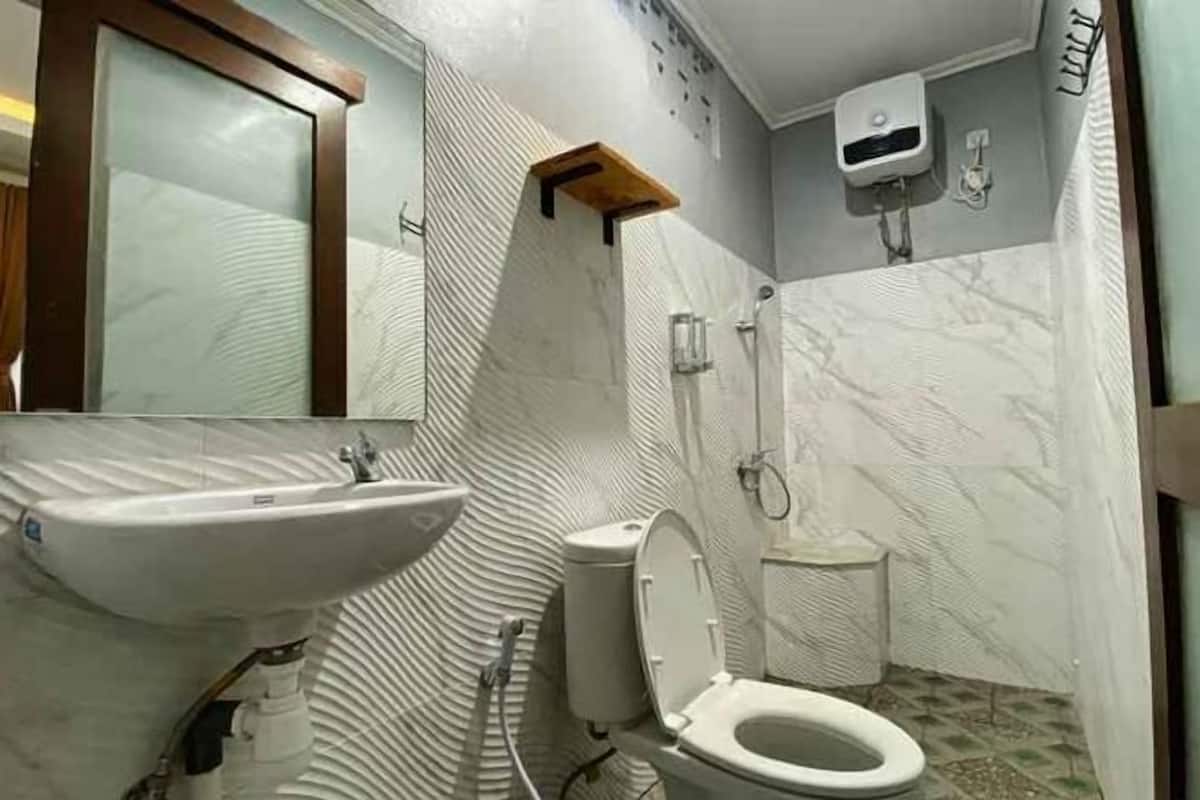 Shower, rainfall showerhead, towels