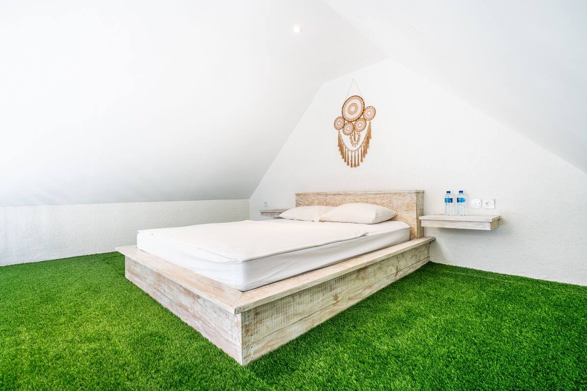 Mezzanine Room | Meja kerja, Wi-Fi gratis, dan seprai linen