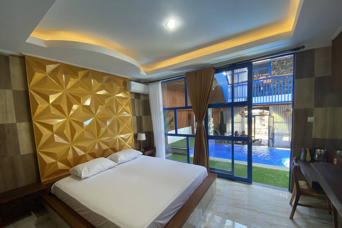 Kamar Deluks | Meja kerja, Wi-Fi gratis, dan seprai linen