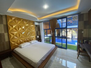 Kamar Deluks | Meja kerja, Wi-Fi gratis, dan seprai linen
