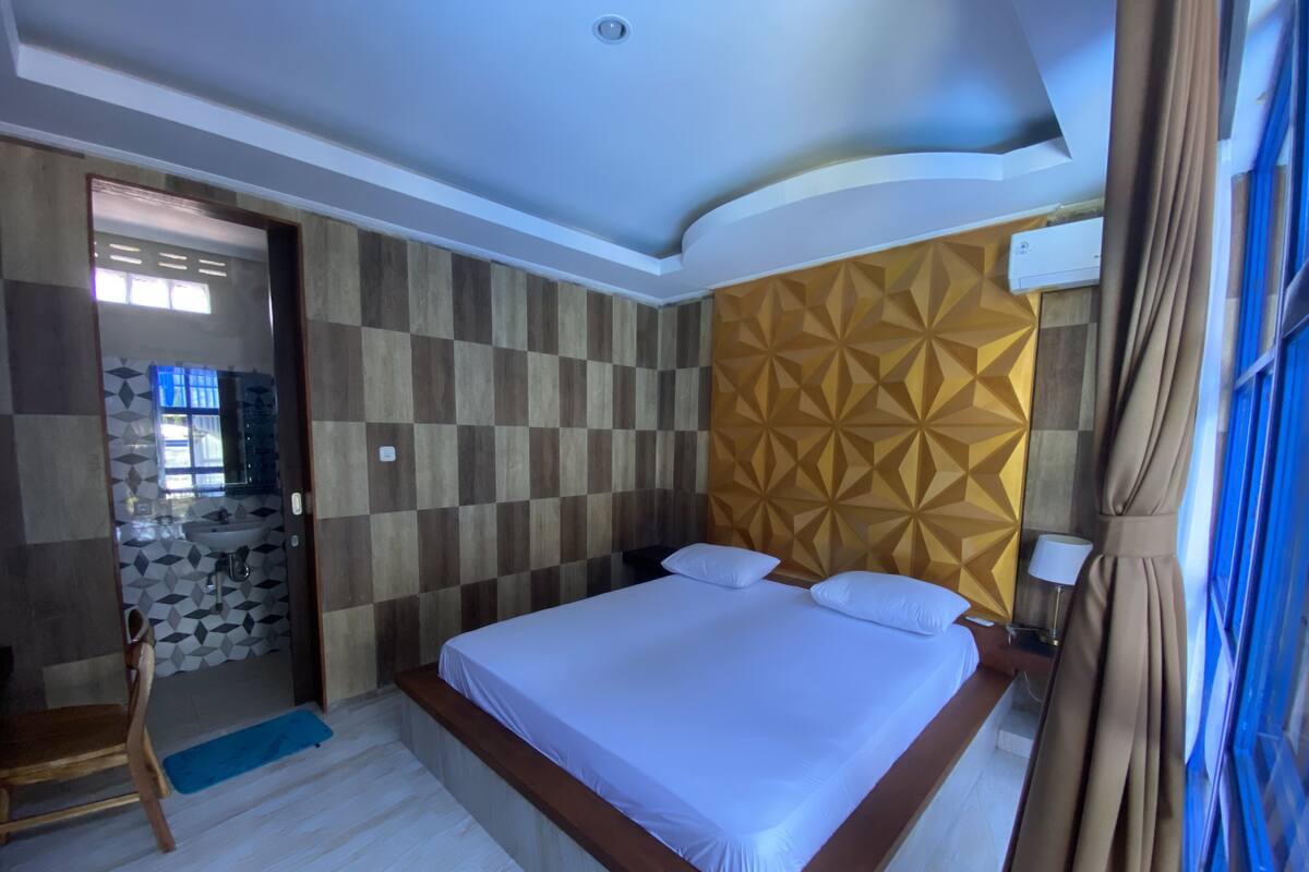 Meja kerja, Wi-Fi gratis, dan seprai linen
