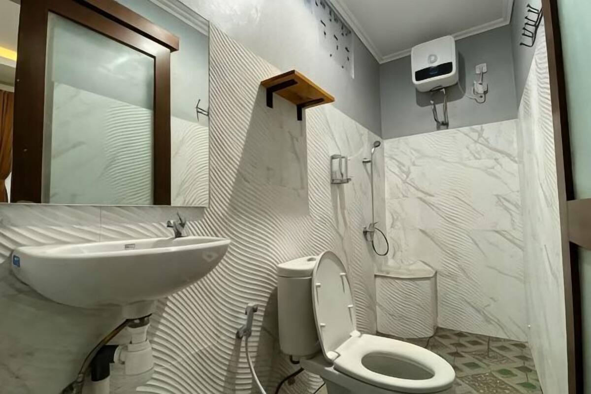 Kamar mandi | Shower, pancuran hujan,  dan handuk