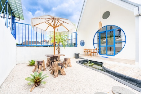 Quarto, no mezanino | Terraço/pátio. Anny Guesthouse by ecommerceloka