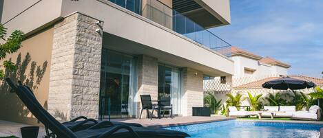 حمّام سباحة خارجي، حمّام سباحة مُدفَّأ